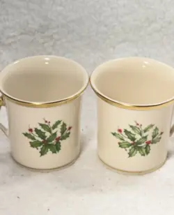 VINTAGE USA LENOX CHINA HOLIDAY HOLLY BERRY TEA /COFFEE MUG GOLD RIM SET OF 2