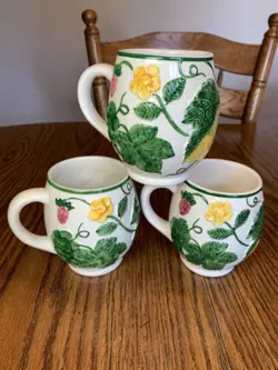 POTTERY VINTAGE MUGS-CUPS