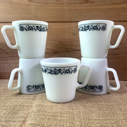 SET OF 5 PYREX OLD TOWN BLUE ONION D HANDLE MILK GLASS COFFEE MUGS #1410 VINTAGE