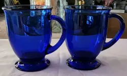 2 VINTAGE ANCHOR HOCKING COBALT BLUE GLASS FOOTED COFFEE MUGS USA