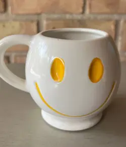 VINTAGE HAPPY SMILEY FACE MUG WHITE YELLOW CERAMIC 12 OZ
