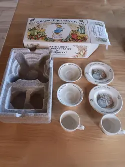 SET WEDGWOOD PORRINGER