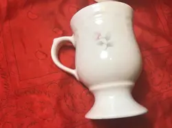 MUGS PEDESTAL