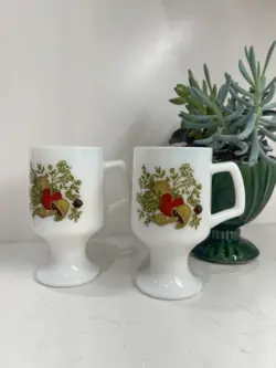 PEDESTAL VINTAGE MUGS