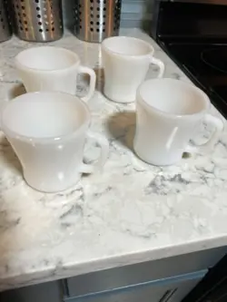 SET OF FOUR VINTAGE FIRE KING MILK GLASS D HANDLE COFFEE MUGS