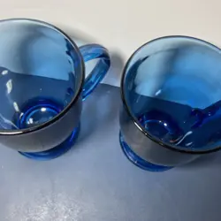 VINTAGE PAIR OF ANCHOR HOCKING COBALT BLUE GLASS FOOTED COFFEE TEA MUGS 16 OZ
