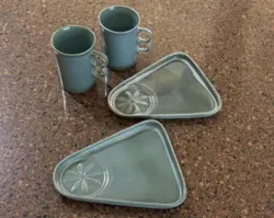 RARE VTG BENNINGTON POTTERS VT 1340/1341 TRIGGER MUGS TRIANGLE SNACK TRAYS SET 2
