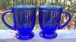 VTG PAIR OF ANCHOR HOCKING COBALT BLUE GLASS FOOTED MUGS CUPS COFFEE TEA GIFT