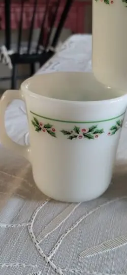 4 VINTAGE HOLLY DAYS CHRISTMAS CORNING CORELLE MILK GLASS COFFEE CUPS MUGS