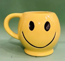 VINTAGE YELLOW SMILEY FACE CERAMIC MUG CUP WITH HANDLE, HAPPY FACE