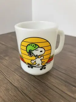 1958 FIRE KING ANCHOR HOCKING SNOOPY SKATE BOARDING MILK GLASS MUG VINTAGE RARE