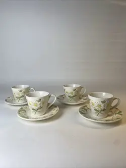 SET OF 4 VINTAGE METLOX POPPY TRAIL SCULPTURED DAISY COFFEE CUPS MUGS W/SAUCERS