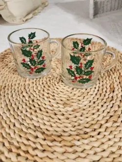 2 VINTAGE HOLLY BERRY INDIANA GLASS CHRISTMAS COFFEE/TEA/EGGNOG MUGS CUPS