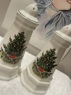 VINTAGE PFALTZGRAFF CHRISTMAS HERITAGE SALT & PEPPER SHAKERS CHRISTMAS TREE