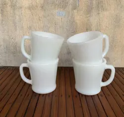 SET OF FOUR VINTAGE ANCHOR HOCKING FIRE KING MILK GLASS D HANDLE COFFEE MUGS