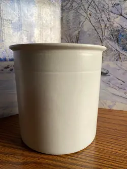 YORKTOWNE STONEWARE CROCK