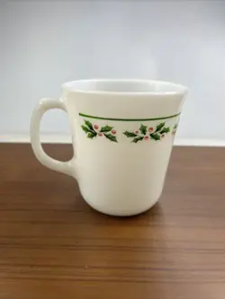 VINTAGE HOLLY DAYS CHRISTMAS CORNING CORELLE MILK GLASS COFFEE CUP MUG