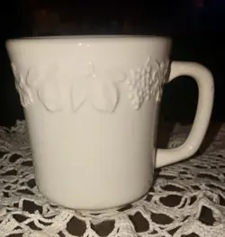VINTAGE ITALY WINDSOR & BROWNE CERAMIC IVORY FRUIT AND VINE COFFEE MUG/TEA CUP