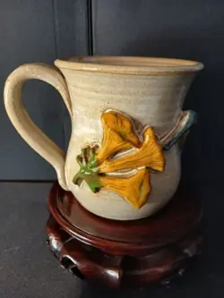 VINTAGE POTTERY MUG-HIGH