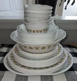 DINNERWARE SET: PLATES