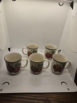 VINTAGE CASUALS BY CHINA PEARL APPLES COFFEE CUPS MUGS (5)  STONEWARE EUC