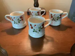 VTG SHEFFIELD STRAWBERRIES 'N CREAM STONEWARE CERAMIC LARGE COFFEE MUG CUP (4)