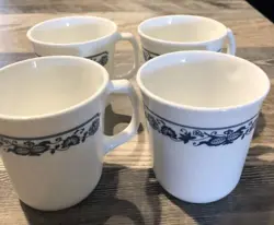 SET OF 4 CORELLE OLD TOWN BLUE ONION VINTAGE COFFEE MUGS