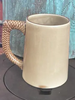 EMBOSSED MUG