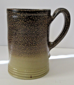 VINTAGE WILLIAMSBURG RESTORATION HANDMADE BROWN SALT GLAZED TANKARD MUG POTTERY
