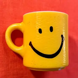 VINTAGE SMILEY HAPPY FACE YELLOW COFFEE MUG MILK GLASS CUP 1970'S