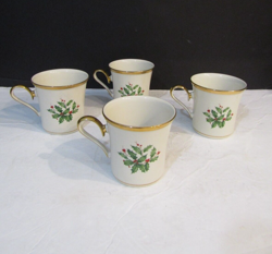 HOLLY BERRY PORCELAIN