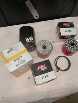 CASE 1194 TRACTOR OIL AND FUEL FILTERS LOT WIX 51515,  BALDWIN BF825    A2688